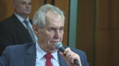 Zeman zůstává v nemocnici. Jak dlouho tam bude, není jasné