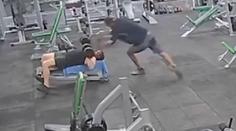 VIDEO: Muž předstíraným pádem rozbil druhému hlavu 20kilovou činkou