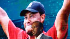 Tiger Woods je novým členem Síně slávy. Při ceremoniálu se jen stěží bránil slzám