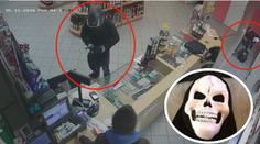 Benzínku přepadli v masce s lebkou. Prodavač je hnal koštětem
