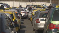 Bez taxametru i testů z místopisu. Taxikáři hlásí novinky, zákazníci chybí