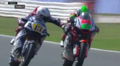 Mohl ho zabít: V Moto2 zmáčkl závodník soupeřovi brzdu! VIDEO