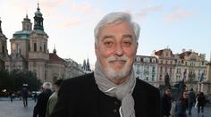 Moderátor Jan Rosák míří do nemocnice. Čeká ho operace páteře