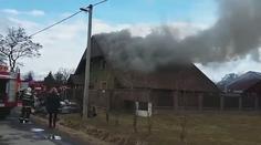 Střechu rodinného domu pohltily plameny, škody jdou do milionů