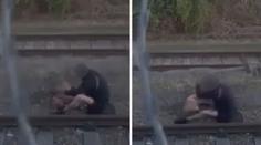VIDEO: Ohavný případ týrání. Muž na kolejích brutálně mlátil psa