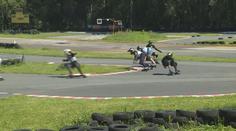 Elektrický skateboard, který jede až 50 km/h. Jsou s ním i závody!