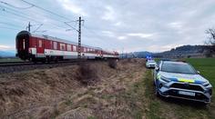 Matka si s postiženou dcerkou stoupla před vlak. Viníkem je stát, tvrdí lidé