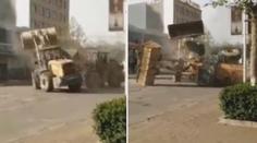 VÁLKA BAGRŮ: Stroje se "pobily" na ulici kvůli zakázce! VIDEO