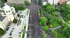 Mohutné protivládní protesty v Srbsku. Lidé se vydali do ulic proti násilí