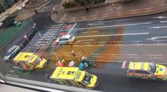 Dvě nehody krátce po sobě: V Praze muže srazilo auto, ženu motorka