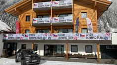 Totální vítězství. Biatlonisté stylově vyzdobili penzion, dovezli si i kuchaře