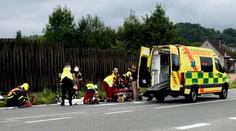 Po srážce s autem se na severu Moravy těžce zranili muž se ženou na motorce