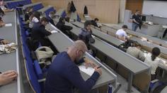 Studenti řeší, jak volit ze zahraničí. Musí totiž vyplnit adresu, kterou zatím nemají