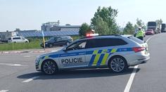 Auto najelo do svodidel a přeskočilo do protisměru. Posádka je jen pohmožděná