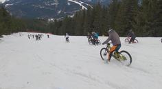 Nevšední závody ve Špindlu. Sjezdovku sjelo na kolech 300 cyklistů