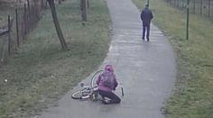 Muž sledoval zraněnou ženu! Nepomohl jí a šel pryč. VIDEO