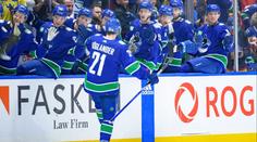 Vancouver s Hronkem slaví první výhru. Ve Winnipegu padlo 13 gólů