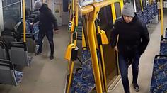 Drzý zloděj okradl spáče v tramvaji, všechno natočila kamera