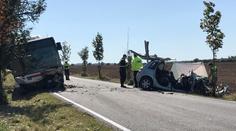 U Prahy se srazil linkový autobus s autem! 1 mrtvá, šest zraněných