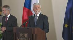 Pavel se zdržel na vládě jen pár minut. Ministři rozhodnutí o summitu odložili