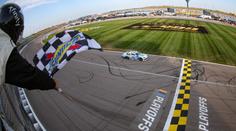Kolotoč NASCAR v neděli pokračuje na okruhu Kansas Speedway
