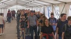 Chaos na britských letištích. Letiště nezvládá odbavovat cestující