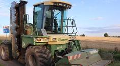 Mladý cyklista chtěl objet traktor po trávě, spadl pod něj. Na místě zemřel