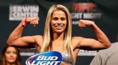 UFC kráska se opět svlékla! Za časté vystavování svých křivek čelí kritice