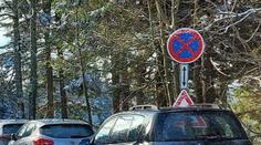 Horské cesty v obležení aut! Řidiči parkují v zákazech a blokují silnice