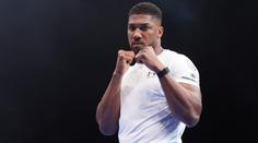 Dva mrtví kamarádi, on bez vážných zranění. Z příběhu boxera Joshuy mrazí