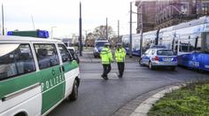Horor v Německu! Muž vláčel bývalou přítelkyni za autem