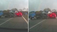 Dodávka smetla odstavený náklaďák a auto v protisměru! VIDEO