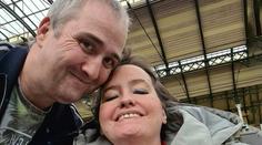 Žena čekala na sanitku téměř 17 hodin. Kvůli opožděné pomoci zemřela