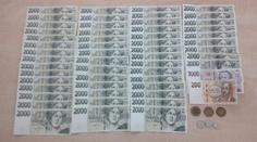 Žena našla pod lavičkou v Brně ledvinku. Bylo v ní přes 100 tisíc korun