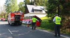 Nehoda na Děčínsku: Zájezdový autobus plný lidí vletěl do příkopu!