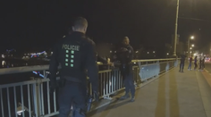 Policisté v Ostravě zachránili dívku. Seděla na zábradlí mostu, za pomoc pak děkovala