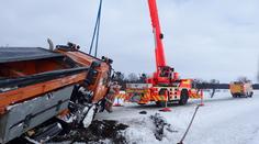 Autobus s lidmi skončil v příkopu, sypač také. Česko bojuje s ledem