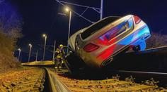 Kuriózní nehoda v jižních Čechách. Auto z nástupiště spadlo na koleje