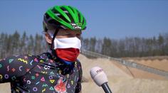 Dominik Hašek pomáhal lidem z tzv. první linie. Hasičům daroval nápoje