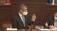 To je gól, smál se Jurečka ve Sněmovně. Babiš v proslovu omylem shodil Schillerovou