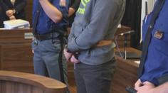 Expolicista měl zabít ženu a znásilnit svou matku. Dostal 13 let vězení