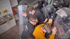 Policisté a vězeňská služba trénovali zásah ve věznici. Cvičili potlačení vzpoury