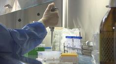 Evropu drtí covid, v Česku nakažení přibývají pomalu. Experti řekli proč