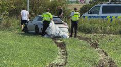 VIDEO: Řidič nezvládl řízení. S luxusním porsche skončil v poli