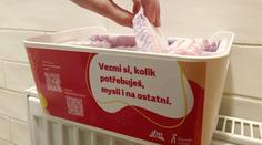 Na záchodech v desítkách škol budou menstruační potřeby. Projekt se osvědčil