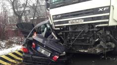 Mladík v BMW nezvládl řízení a skončil pod kamionem. Nepřežil