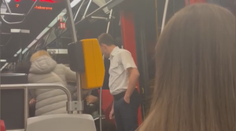 Člověk bouchne, brání se agresivní řidič tramvaje. Kandidovat měl za krajní pravici