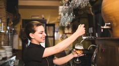 Vláda chce levnější pivo, vodu či stříhání vlasů. Sníží DPH