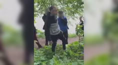 Skupina mladíků měla v Praze napadnout chlapce. Policisté hledají svědka