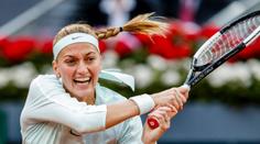 Kvitová nadělila kanára, Vondroušová porazila Halepovou